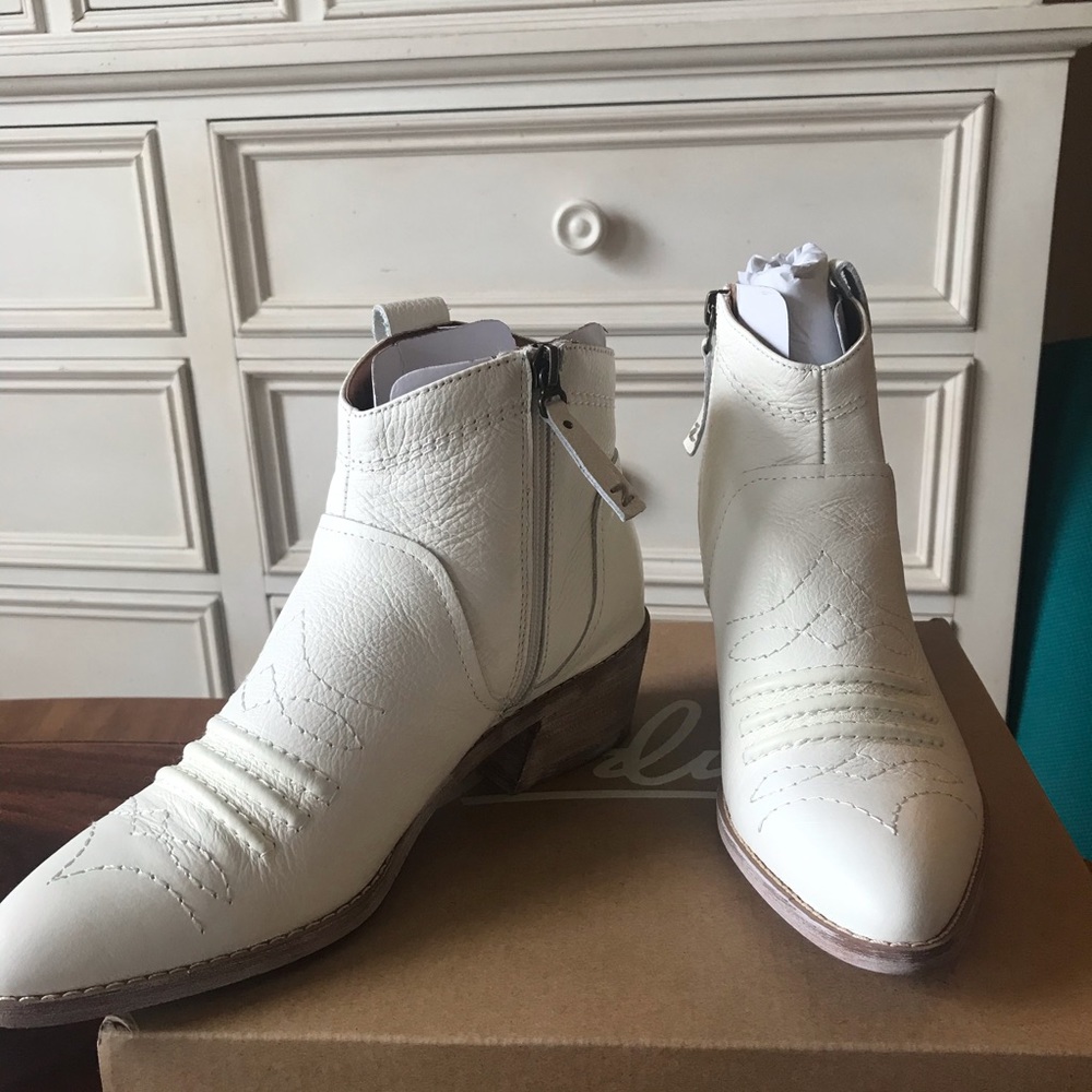 NEW size 6 Zodiac Kelsey Booties in White